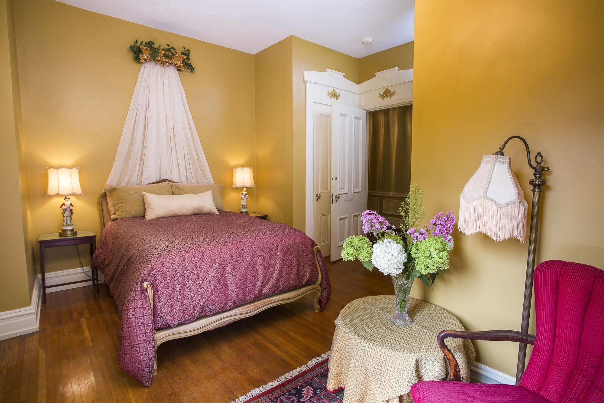 Hollinger House Bed & Breakfast Lancaster Exterior photo